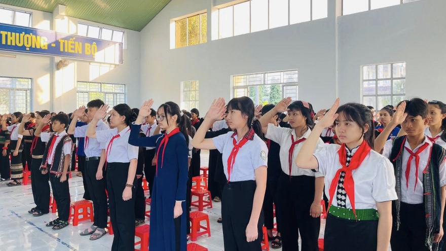 Tuổi trẻ Đắk Lắk đồng loạt chào cờ chào mừng Đại hội XIV của Đảng